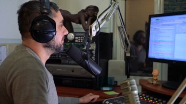 Canlı radyo yayın stüdyosuna mikrofon, radyo sunucusu