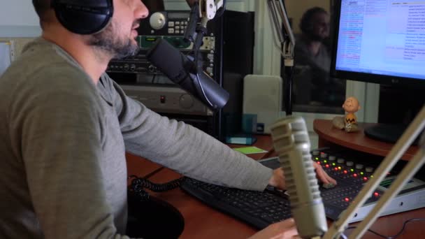 Radio personality DJ on the air — Stock Video