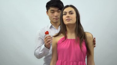 Asyalı çocuk kız beyaz bir arka plan üzerinde Sevgililer kartı sunar