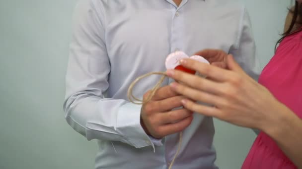 Asiático chico presenta valentín tarjeta con un anillo de bodas a joven chica en un blanco fondo — Vídeo de stock