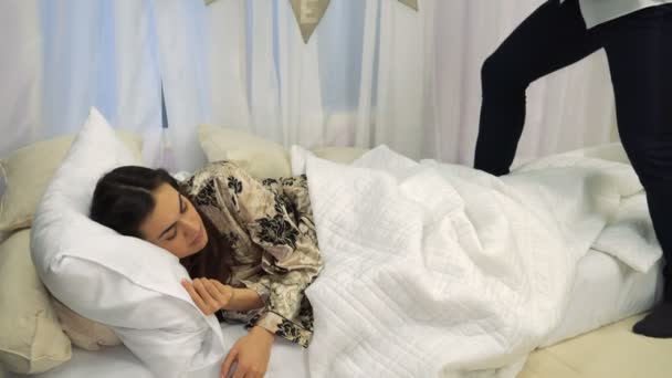 O uyurken genç adam kız arkadaşı Sevgililer günü için sürpriz bir ziyarette — Stok video