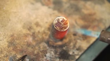 Kuyumcu dekorasyon ve ahşap bir masa üzerinde Gaz brülörlü