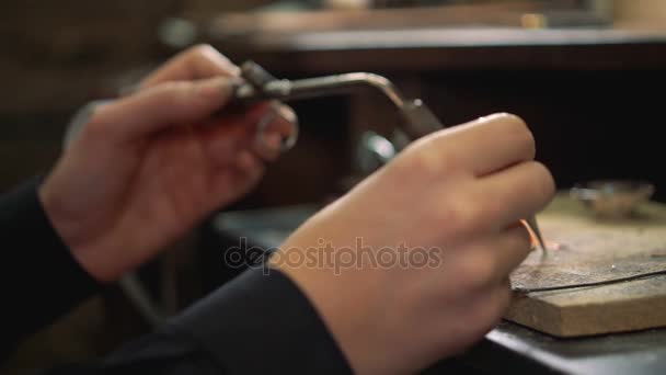 Proceso de recocido de un anillo de plata con un soldador en la mano de cerca — Vídeos de Stock