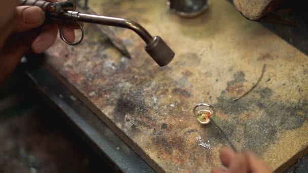 Proceso de tratamiento térmico para la soldadura de un anillo de plata — Vídeo de stock