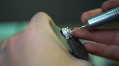 Önce taşlar ile gümüş yüzük kakma sondaj