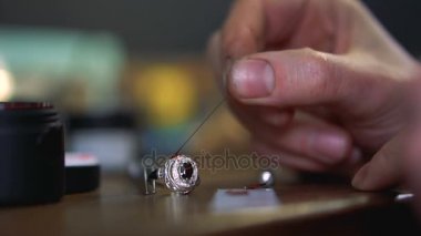 Özel bir araç ile gümüş yüzük üzerinde kırmızı emaye Masters el geçerlidir