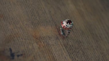 Mine ve değerli taşlar ahşap bir yüzeyi ile gümüş yüzük