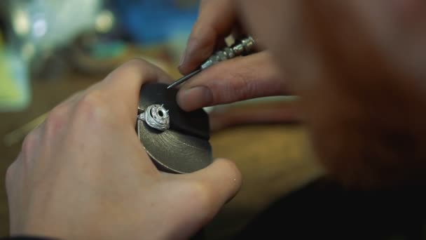 固定宝石在一枚戒指的镶嵌工艺的一个工具 — 图库视频影像