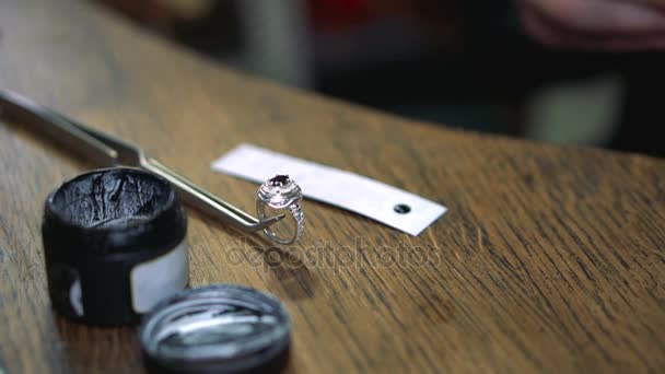 Juwelier nimmt die Emaille, um den Silberring mit einem Werkzeug zu lackieren