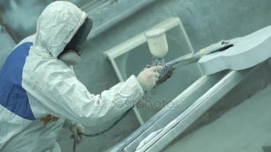 Koruyucu coverall işçi özel bir gitar boyama