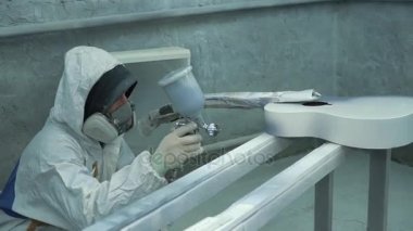 Master sprey tabancası kullanarak beyaz bir gitar üzerinde gri bir kat boya uygulama devreye girer