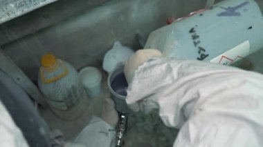 Adam solvent boya tabancası göle dökülen.