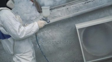 Ressam sprey tabancası boya kabini vantilasyon yakınındaki denetler