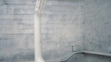 Boyalı bir gitar beyaz ve gri renkler olduğu boya Atölyesi