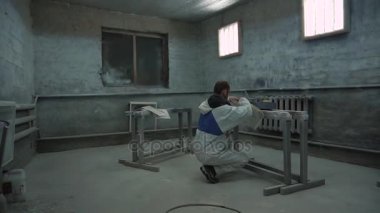 Boya kabini'ressam kağıt nesnesiyle boya öncesi sarar