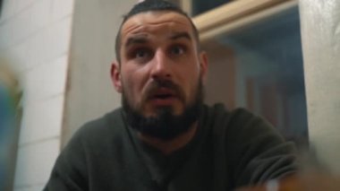 Mesleği ve elleriyle işaret duygusal sakallı makinist konuşuyor