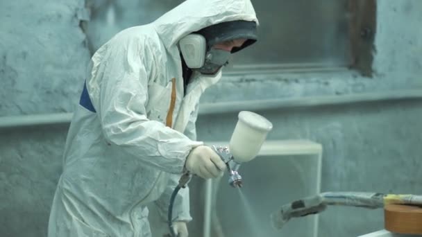 Trabajador está pintando con un pulverizador — Vídeo de stock