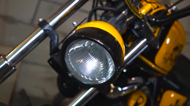 Мотоцикл под заказ с прожектором крупным планом — стоковое видео