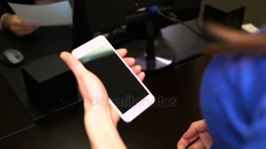 Yardımcısı telefonda patron sözleşme okurken tutun