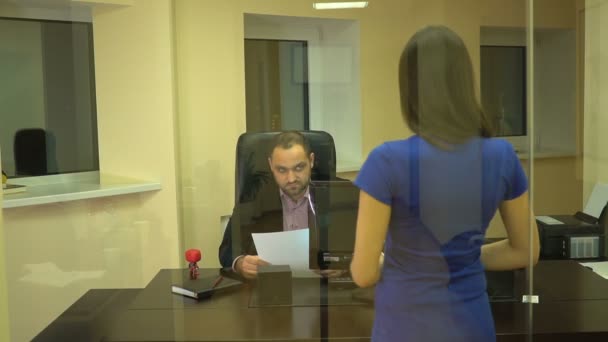 Šéf je sedět v křesle shluklý smlouvu a kroutí hlavou uspokojivý — Stock video