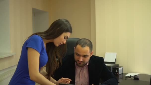 Capo e assistente stanno discutendo il business e la ragazza che mostra presentazione su tablet — Video Stock