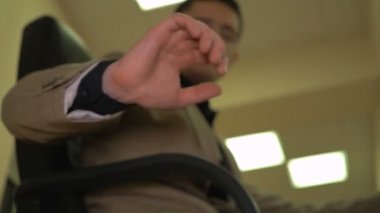 Adam işyerinde nasıl araba sürdüğünü hakkında rüyalar ve şanzıman topuzu geçer sanki elini hareket yapar