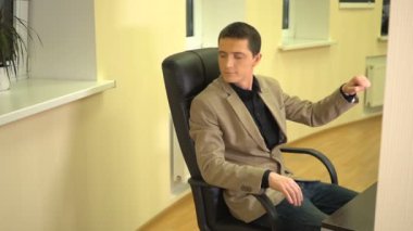 İşadamı, işyeri rüyalar hakkında nasıl o o şanzıman topuzu geçiş yapar ve direksiyon simidi açmak araba kullanıyor