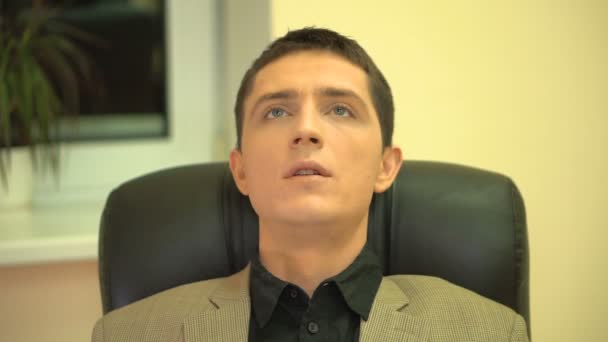 Uomo d'affari sulla poltrona sospirò con sollievo e chiude gli occhi dopo una stressante giornata di lavoro — Video Stock