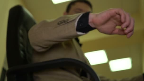 Anställd på arbetsplatsen drömmer om hur han kör bilen och gör flytta av handen som om han växlar överföring — Stockvideo