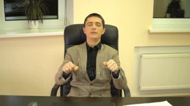 Stres kurtulmak memnun çalışan geri eğilir ve nasıl o arabayla götürmek istiyorsunuz hayal direksiyon dönüyor