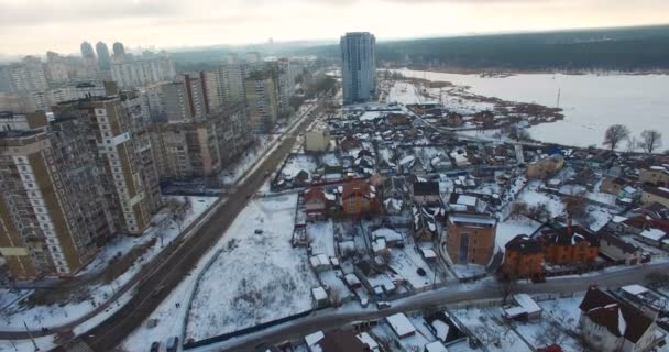 Zona residencial con edificios de gran altura nieve y carretera con poco tráfico — Vídeo de stock