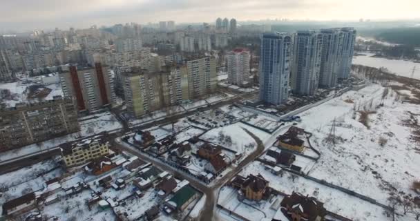 Квартиры и недвижимость жилой район на окраине города — стоковое видео