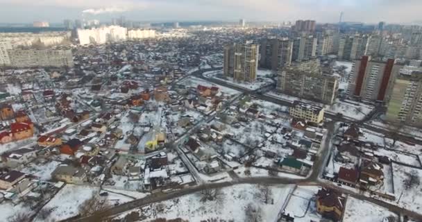 Полет над утренним городом, когда солнце освещает высотные здания — стоковое видео