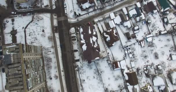 Road and pedestrian crossing road junction of a residential area — Stock Video