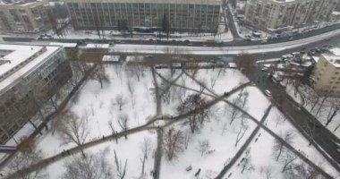 Park kışın ve insanlar ve karda yolları ile kare