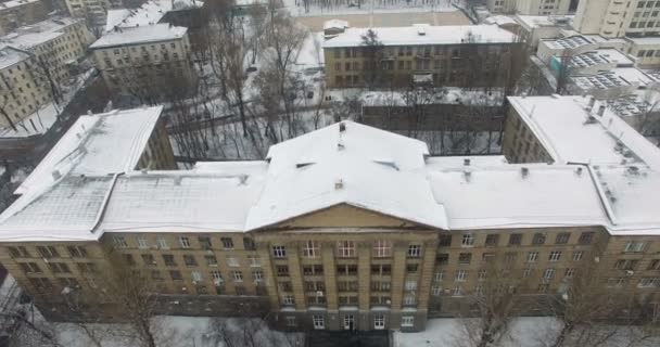 Colegio y parque cubierto de nieve un día de la vida de los estudiantes — Vídeos de Stock