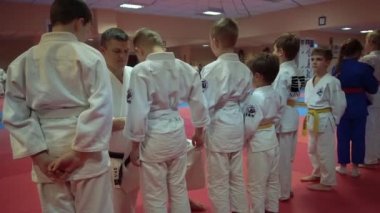 Kiev, Ukrayna - 6 Şubat 2017: Acemi karate savaşçıları hasır üzerinde rekabet başlamadan önce