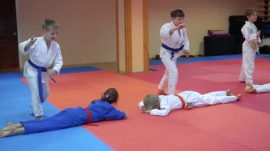 Kiev, Ukrayna - 6 Şubat 2017: Taekwondo gençler birbirlerine atlama egzersiz yapmak