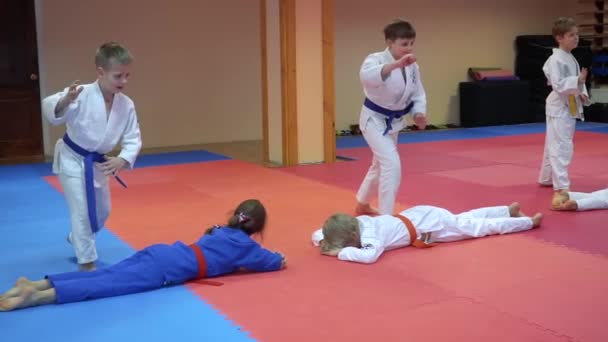 Kyjev, Ukrajina - 6 února 2017: Junioři Taekwondo cvičení skákání vzájemně — Stock video
