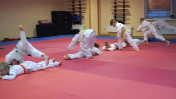 KIEV, UKRAINE - 6 februarie 2017: Juniorii taekwondo fac exerciții somersault prin cap — Videoclip de stoc