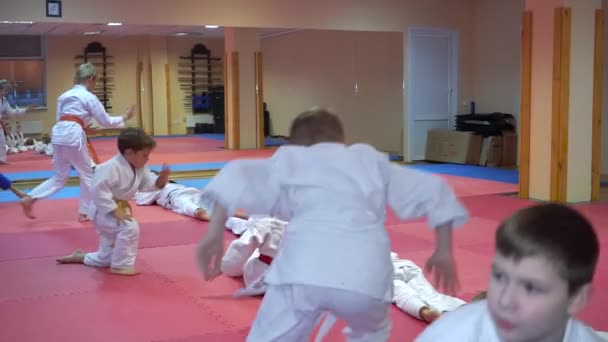 Kiev, Oekraïne - 6 februari 2017: Somersault via het hoofd de opleiding de uitoefening van jiu jitsu — Stockvideo