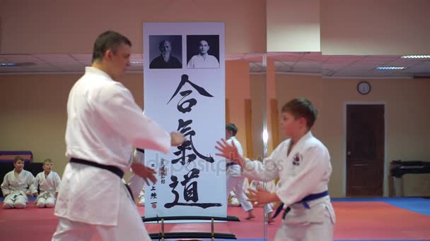 KIEV, UCRANIA - 6 de febrero de 2017: Entrenador y estudiante hacen ejercicios taekwondo — Vídeos de Stock