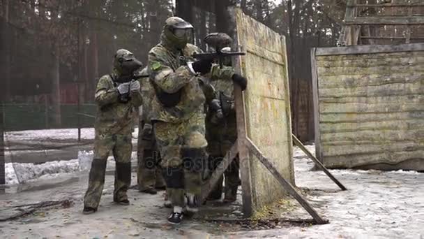 Kiew, Ukraine - 4. März 2017: Paintballteam mit Gewehren bewegt sich und schießt auf den Feind — Stockvideo