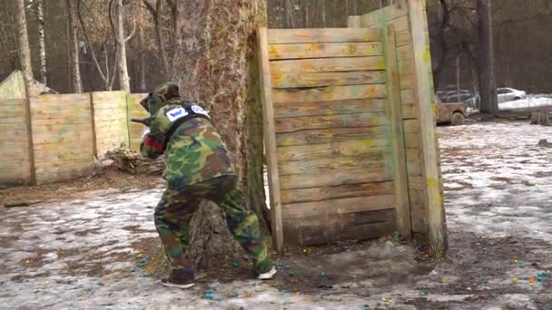 Κίεβο, Ουκρανία - 4 Μαρτίου 2017: Στρατηγικό παιχνίδι στην κορυφή πυροβόλο όπλο paintball και παίκτης διαθέτει προστατευμένα από την επίθεση του εχθρού — Αρχείο Βίντεο