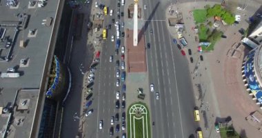 Kiev, Ukrayna - 18 Nisan 2017: Şehir görünümü anteni kentsel ve yol araçları ile