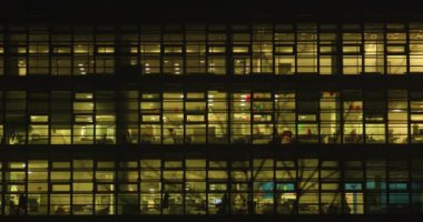 Çalışanların hayatında 3 katlı bina tipik bir gün ofiste