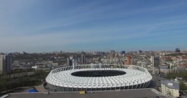 Stadyum ve Kiev güneşli havalarda cityscape manzarası