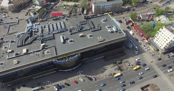 基辅，乌克兰-2017 年 4 月 18 日︰ 空中建筑和交通的城市在阳光明媚的天气 — 图库视频影像
