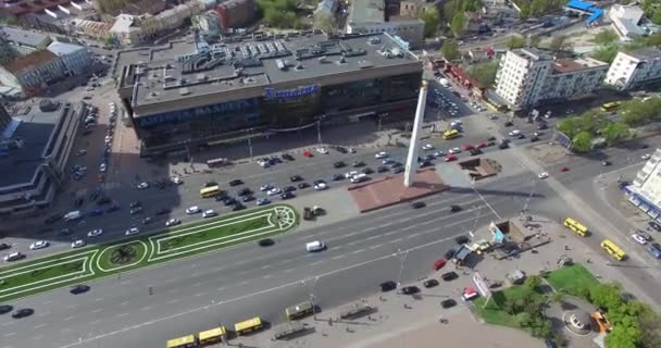 KIEV, UKRAINE - 18 avril 2017 : Trafic routier et urbain de la ville par jour ensoleillé sur Kiev — Video