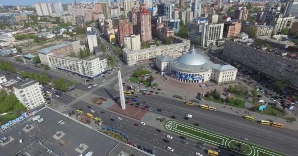 Kiev, Ukrayna - 18 Nisan 2017: Cityscape ile trafik ve yol şehir hava — Stok video